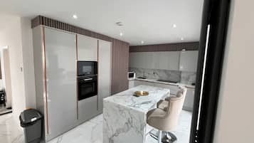 House | Private kitchen | Fridge, microwave, oven, stovetop