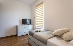 3 chambres, coffres-forts dans les chambres, lit parapluie