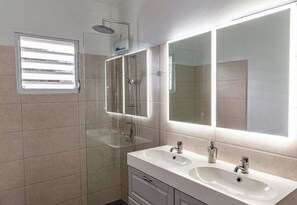 Shower, hair dryer, towels, soap - Indigo House: Centrally located & Private Pool   (Willemstad)