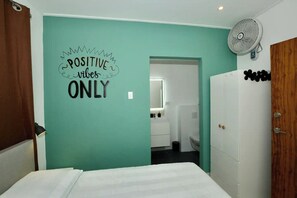 3 quartos, cofres nos quartos, escrivaninha