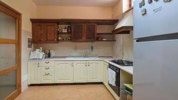 Frigorifero, piano cottura, macchina per tè/caffè