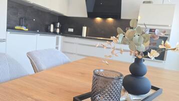 Fridge, oven, stovetop, dishwasher