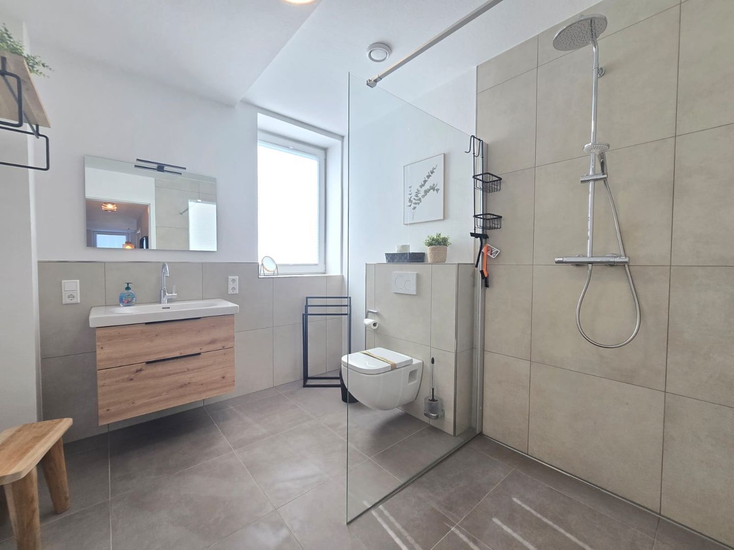 Een douche, gratis toiletartikelen, een haardroger, handdoeken