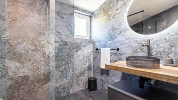 Appartement, 3 slaapkamers, uitzicht op zee | Badkamer | Een douche, gratis toiletartikelen, een haardroger, vloerverwarming
