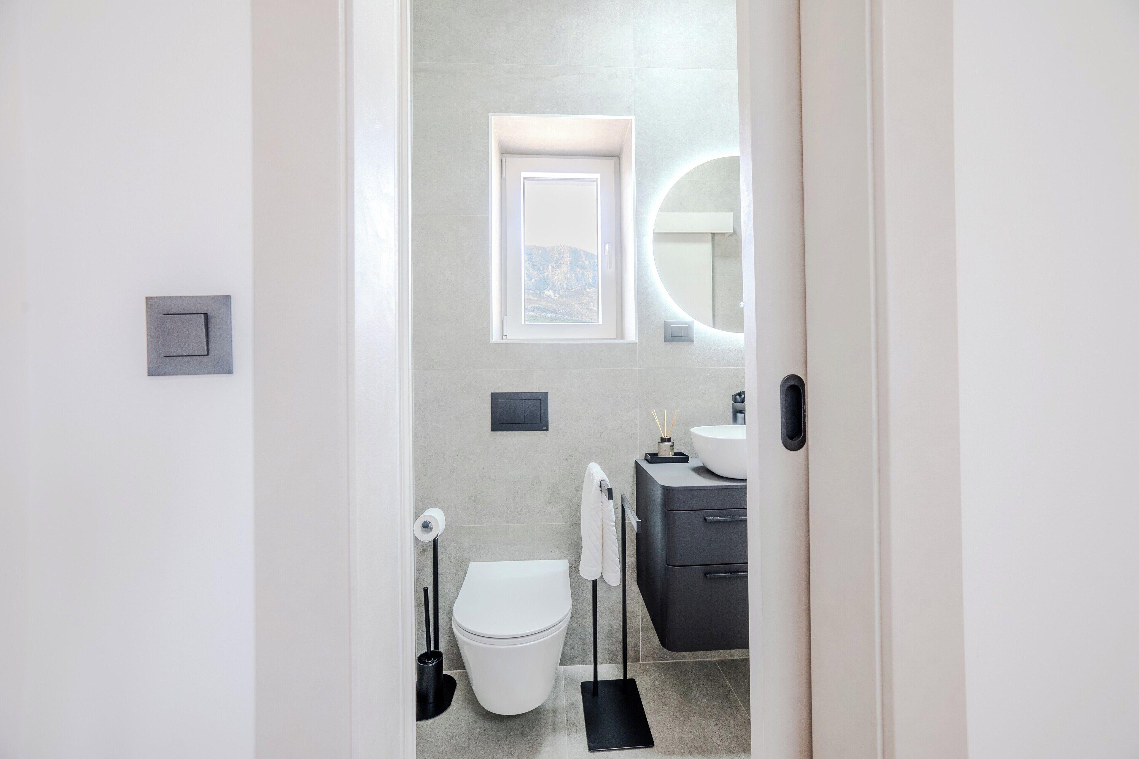 Ein modernes Badezimmer mit Toilette, Bidet und Waschtisch.