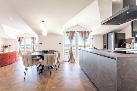 Apartamento, 3 quartos, vista para o mar | Cozinha privada | Geladeira grande, fogão, cooktop, lava-louças. Luxury apartments Marino near beach