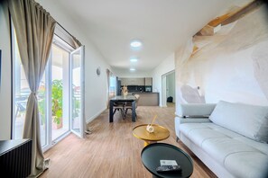 Apartment, 2 Schlafzimmer, Meerblick | Wohnbereich | 65-Zoll-Smart-TV mit Digitalempfang, Fußbodenheizung