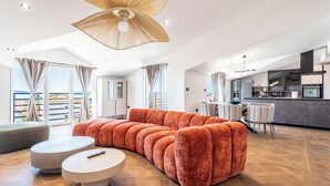 อพาร์ทเมนท์, 3 ห้องนอน, วิวทะเล | บริเวณนั่งเล่น | สมาร์ททีวี 65 นิ้ว พร้อมช่องดิจิตอล, พื้นอุ่น