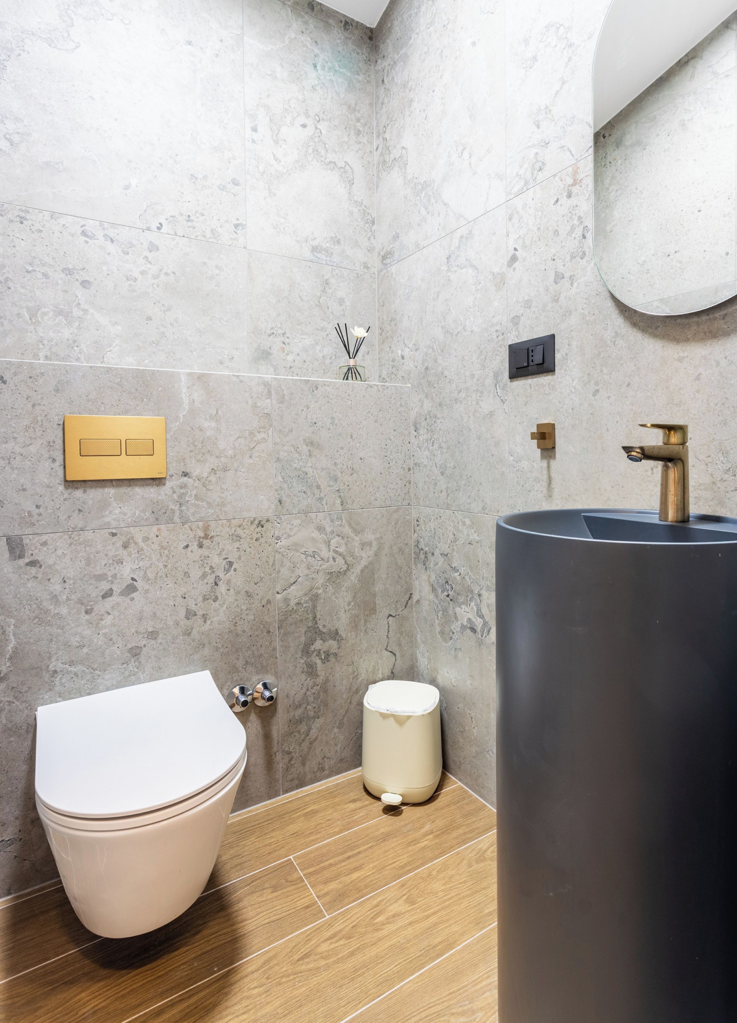 Un baño moderno con inodoro, bidé y lavamanos.