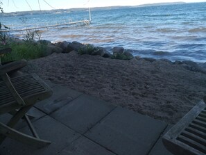 På stranden