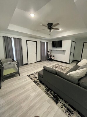 Smart TV, printers - Cozy 3bed 2bath house on half ac of land mins from game time at the grounds (Cabot)