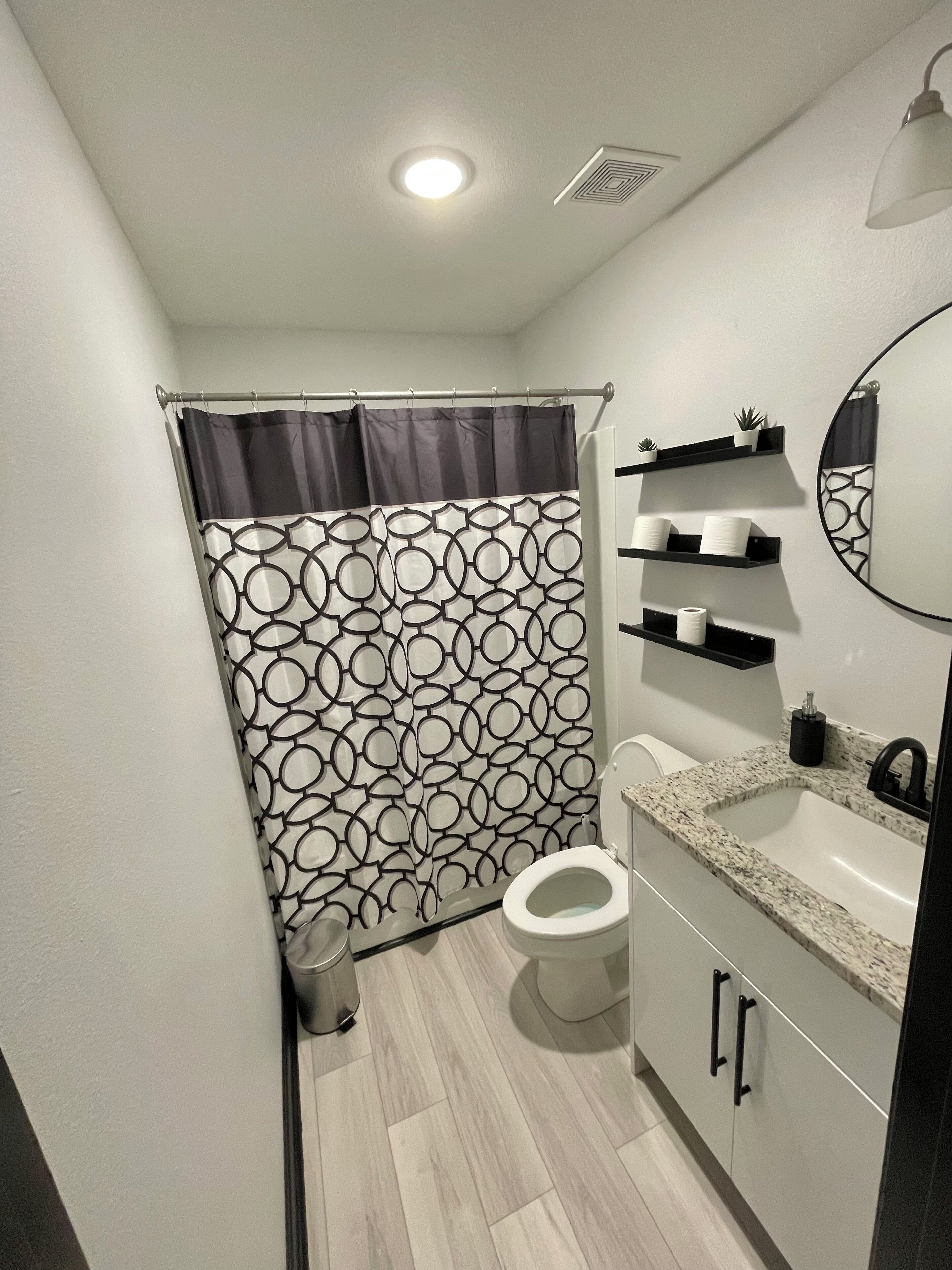 Dusj, håndklær og toalettpapir