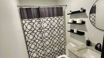 Dusj, håndklær og toalettpapir