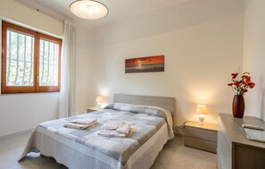 4 bedrooms, free WiFi, bed sheets - 4 bedroom awesome home in Modica (Modica)