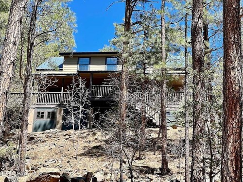 2 King 1 Queen hot tub  3-bedroom cabin in Groom Creek