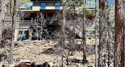 2 King 1 Queen hot tub 3-bedroom cabin in Groom Creek