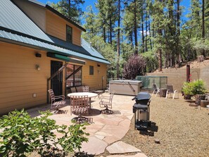 Outdoor dining - 2 King 1 Queen hot tub 3-bedroom cabin in Groom Creek (Prescott)