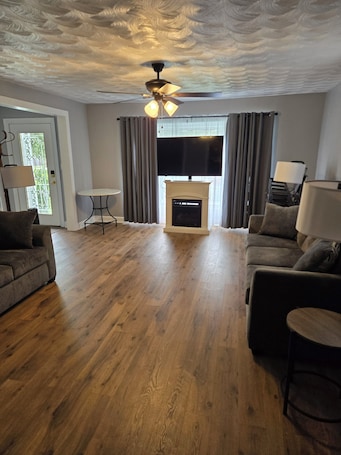 Smart TV, table football, ping pong. Uniquely remodeled 3 bdrm 1 bth home in safe area! Fenced in with a large deck!