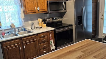 Frigorífico, microondas, horno y placa de cocina