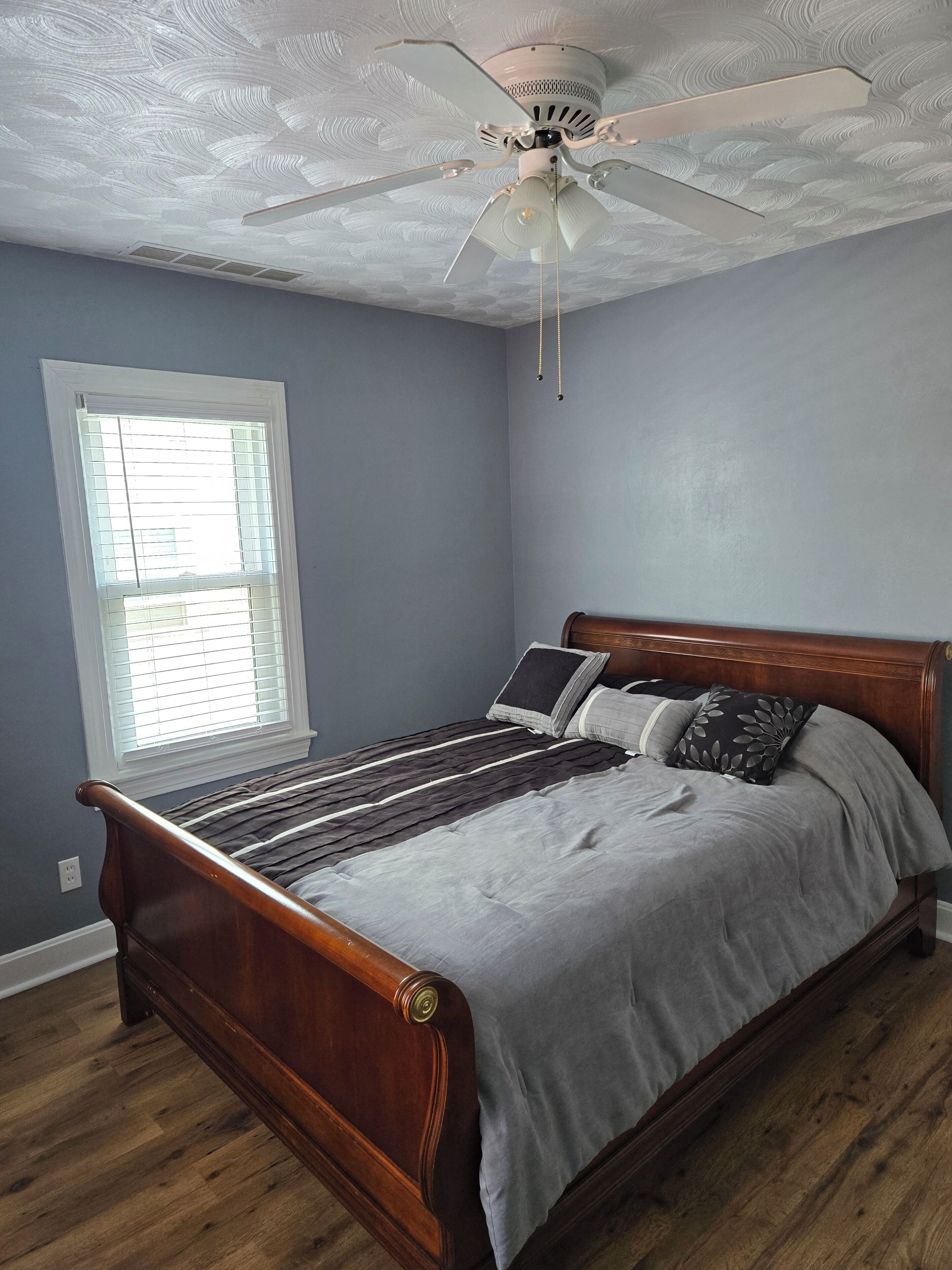 3 bedrooms, desk, WiFi (free), bed sheets