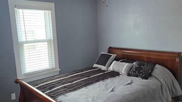 3 bedrooms, desk, WiFi (free), bed sheets