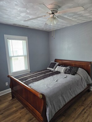 3 bedrooms, desk, free WiFi, bed sheets - Uniquely remodeled 3 bdrm 1 bth home in safe area! Fenced in with a large deck!  (Owensboro)