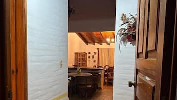 Cabaña familiar, vista al jardín | 3 habitaciones, wifi gratis y ropa de cama