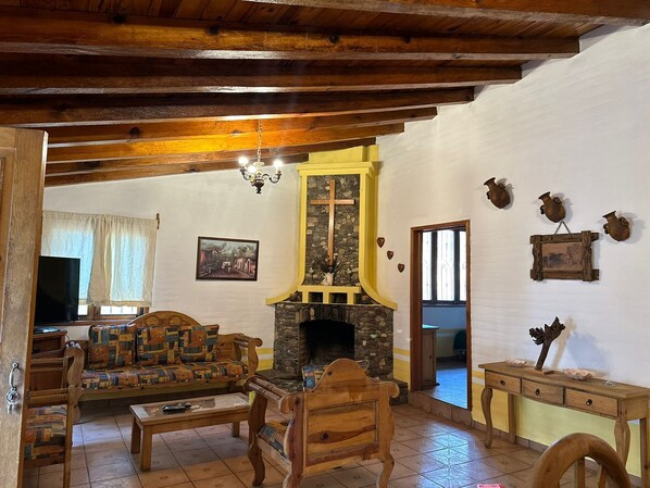 Familjestuga - utsikt mot trädgården | 3 sovrum, gratis wi-fi och sängkläder