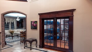Amplia sala de estar con sofá, mesa de centro y un arco decorativo.