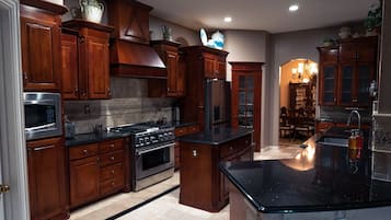 Geladeira, micro-ondas, fogão, cooktop