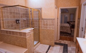 Ducha, bañera de hidromasaje, secador de pelo y toallas