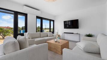Smart TV, fireplace