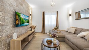 Smart TV - Cozy home in Mirlovic Zagora (Mirlovic Zagora)
