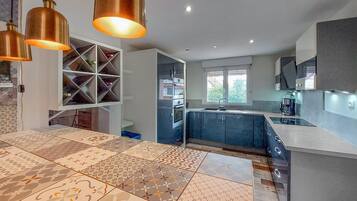 Fridge, oven, stovetop, dishwasher