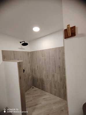 Douche, séchoir à cheveux, serviettes fournies, savon