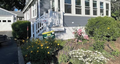 Charming 3-bedroom cottage in tranquil South Portland with WiFi