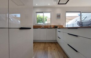 Fridge, oven, dishwasher, coffee/tea maker