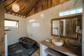 Een douche, handdoeken