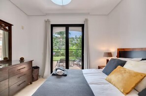 2 habitaciones, tabla de planchar con plancha, wifi y ropa de cama 