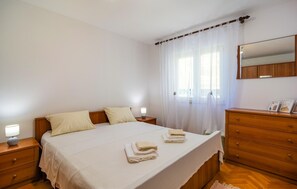 2 makuuhuonetta, silitysrauta/-lauta, ilmainen Wi-Fi, vuodevaatteet