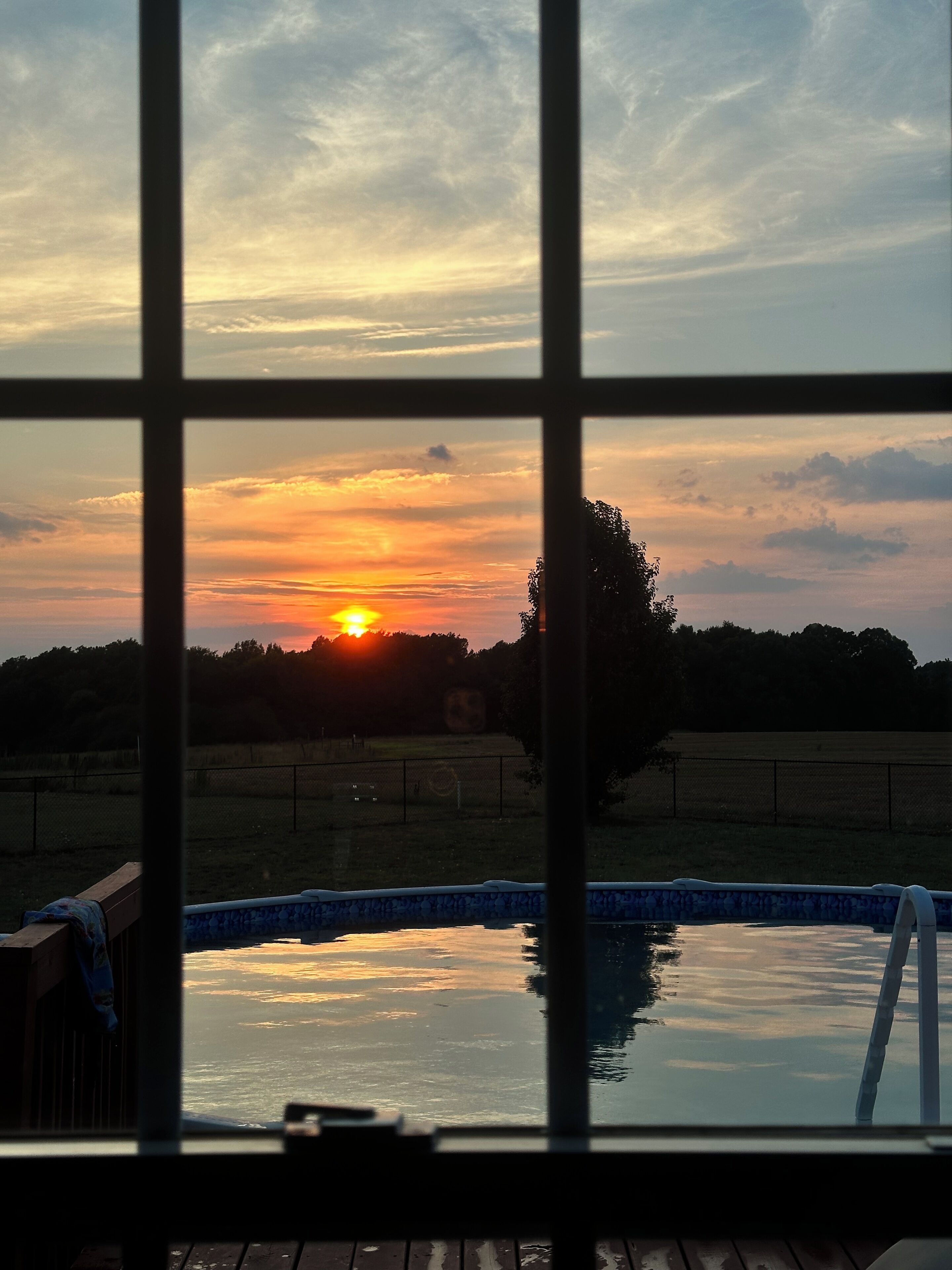 Charming farmhouse with 4 bedrooms and WiFi, AC and pool in gorgeous Clayton. 