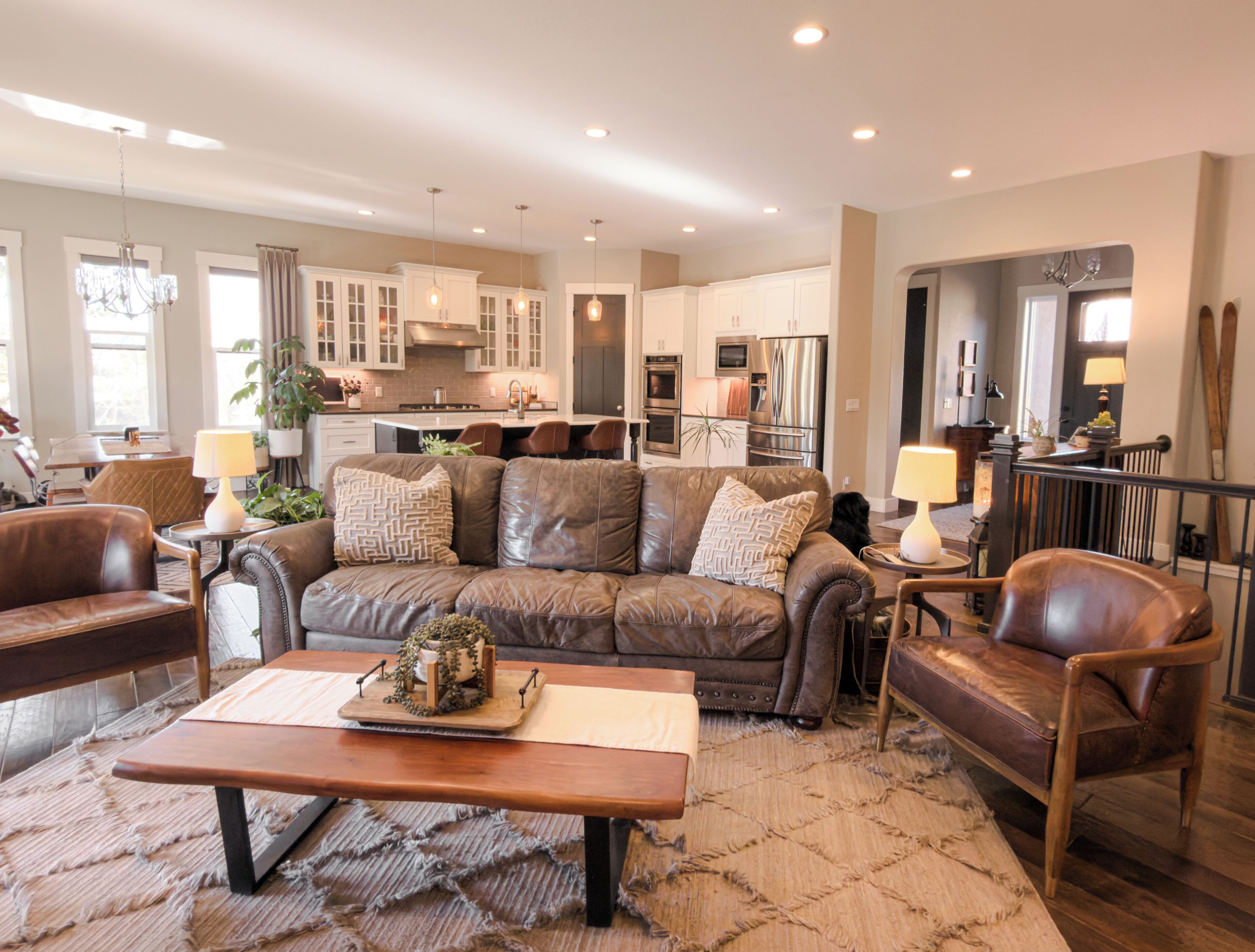 TV connectée, cheminée, livres, chaîne hi-fi