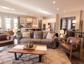 Smart-TV, peis, bøker og stereoanlegg