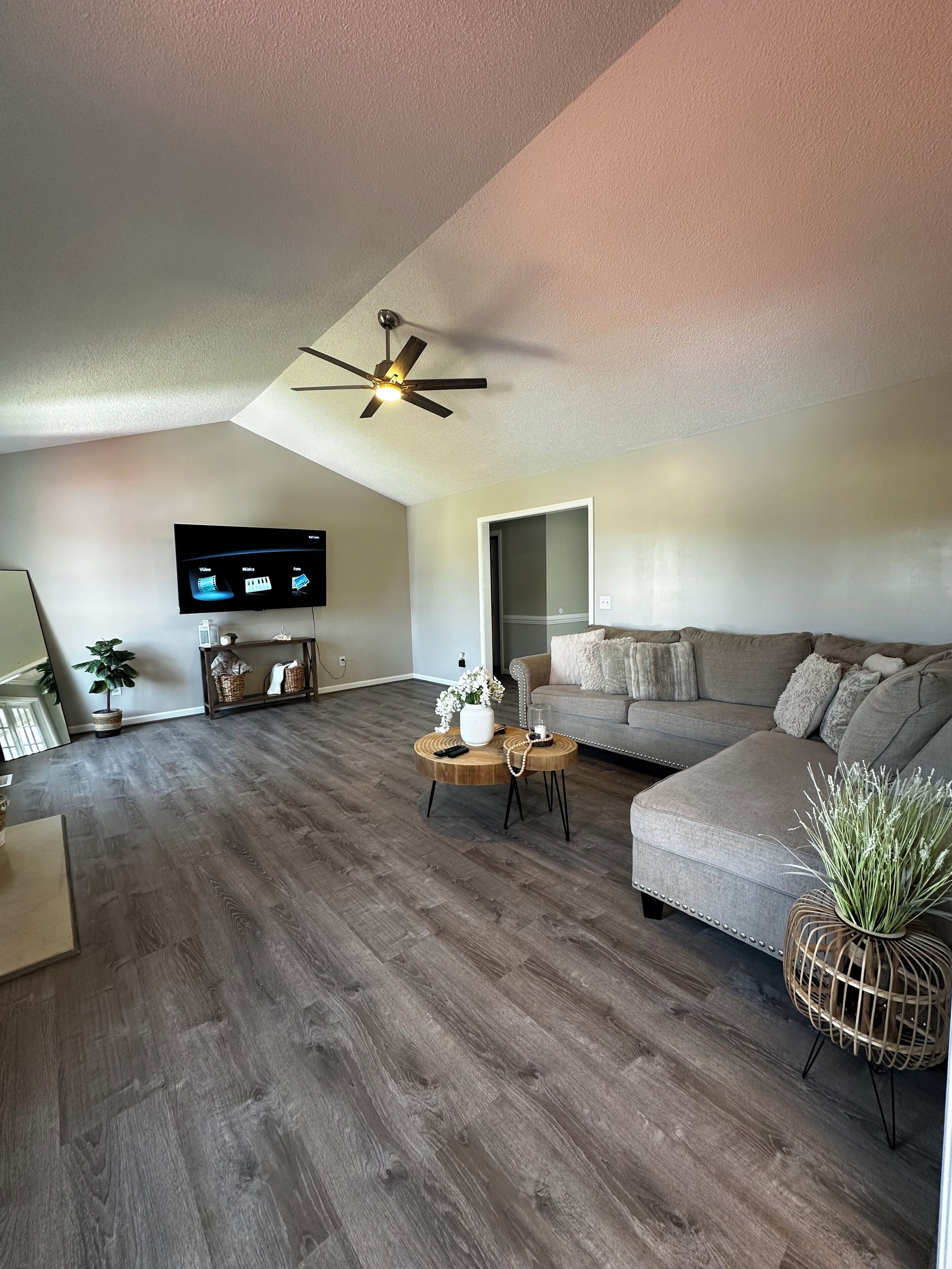 Charming 4-bedroom house with pool. WiFi and AC in Clayton