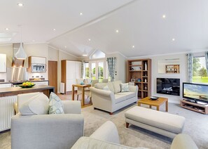 TV - Parkview Lodge with Hot Tub and enclosed garden (Hayle)