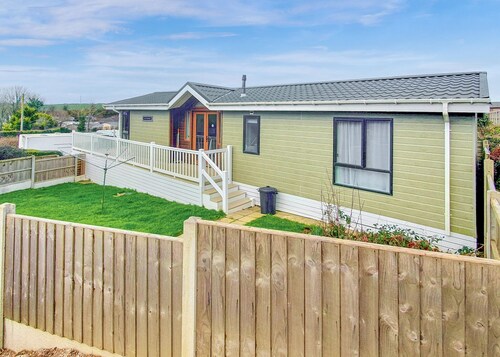 Parkview Lodge with Hot Tub and enclosed garden