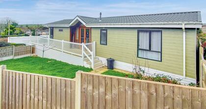 Parkview Lodge with Hot Tub and enclosed garden