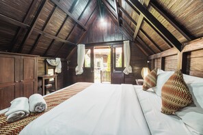 Deluxe Room | Bed sheets - Sandat Bali Villa (Canggu)