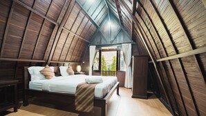 A bedroom with a wooden ceiling, a bed with white linens, and a view of greenery outside. - Sandat Bali Villa (Canggu)