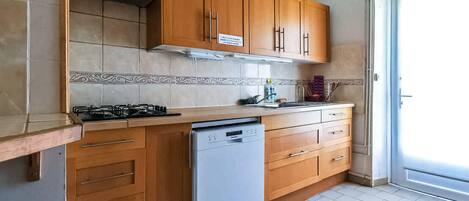 Fridge, oven, stovetop, dishwasher